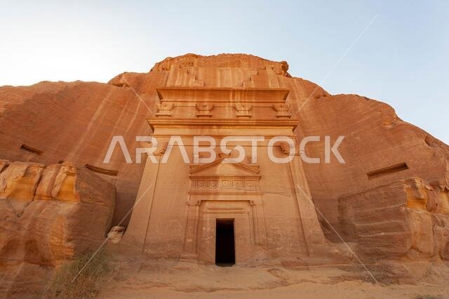 مبانٍ منحوتة مذهلة في الحِجر (المعروفة باسم مدائن صالح أو الحِجر) تشبه تلك الموجودة في البتراء بالقرب من العلا في المملكة العربية السعودية.