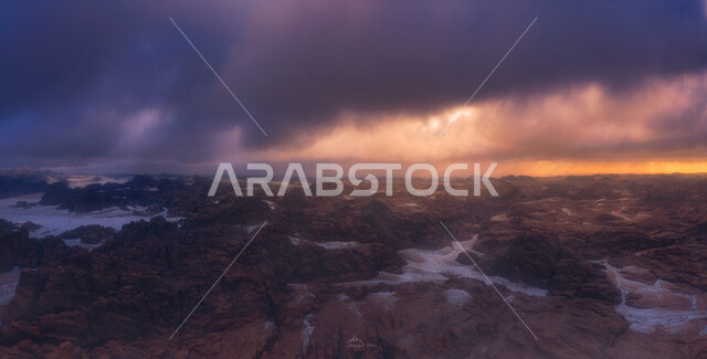 صورة للتكوينات الصخرية في منطقة نيوم  شمال غرب المملكة العربية السعودية ، مناظر طبيعية خلابة للرمال الذهبية ، معالم حضارية سياحية في المملكة العربية السعودية .