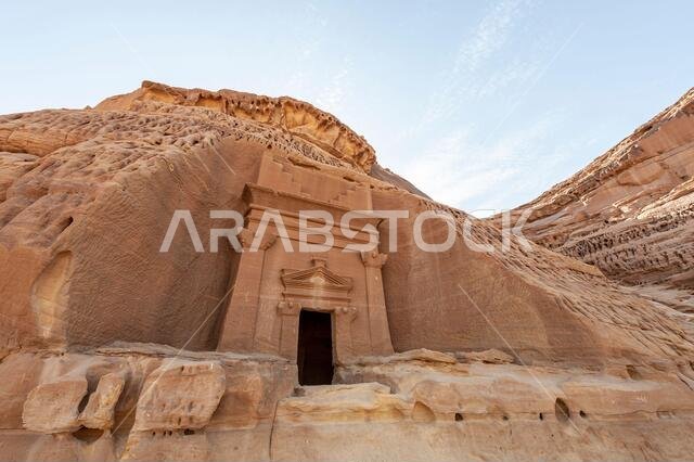مبانٍ منحوتة مذهلة في الحِجر (المعروفة باسم مدائن صالح أو الحِجر) تشبه تلك الموجودة في البتراء بالقرب من العلا في المملكة العربية السعودية.