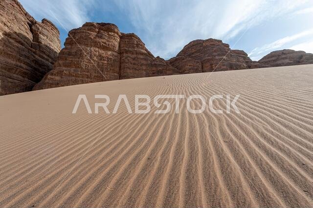 تكوينات صخرية من الحجر الرملي ذات أشكال غريبة في الصحراء قرب المدينة المنورة والعلا ومدائن صالح في المملكة العربية السعودية تكوينات صخرية من الحجر الرملي ذات أشكال غريبة في الصحراء قرب المدينة المنورة والعلا ومدائن صالح في المملكة العربية السعودية