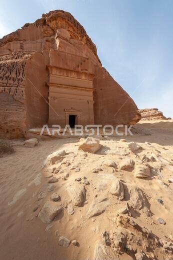 مبانٍ منحوتة مذهلة في الحِجر (المعروفة باسم مدائن صالح أو الحِجر) تشبه تلك الموجودة في البتراء بالقرب من العلا في المملكة العربية السعودية.