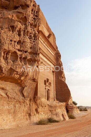 مبانٍ منحوتة مذهلة في الحِجر (المعروفة باسم مدائن صالح أو الحِجر) تشبه تلك الموجودة في البتراء بالقرب من العلا في المملكة العربية السعودية.