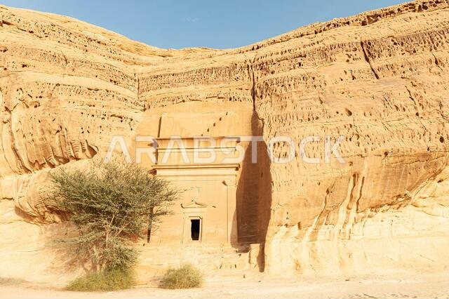 مبانٍ منحوتة مذهلة في الحِجر (المعروفة باسم مدائن صالح أو الحِجر) تشبه تلك الموجودة في البتراء بالقرب من العلا في المملكة العربية السعودية.