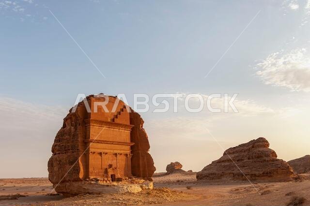 مبانٍ منحوتة مذهلة في الحِجر (المعروفة باسم مدائن صالح أو الحِجر) تشبه تلك الموجودة في البتراء بالقرب من العلا في المملكة العربية السعودية.
