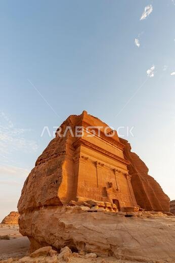 مبانٍ منحوتة مذهلة في الحِجر (المعروفة باسم مدائن صالح أو الحِجر) تشبه تلك الموجودة في البتراء بالقرب من العلا في المملكة العربية السعودية.