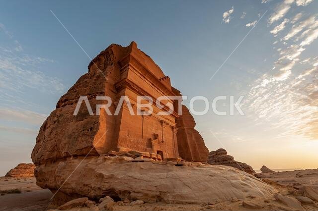 مبانٍ منحوتة مذهلة في الحِجر (المعروفة باسم مدائن صالح أو الحِجر) تشبه تلك الموجودة في البتراء بالقرب من العلا في المملكة العربية السعودية.