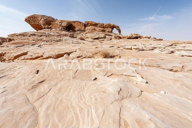 تكوينات صخرية من الحجر الرملي ذات أشكال غريبة في الصحراء قرب المدينة المنورة والعلا ومدائن صالح في المملكة العربية السعودية