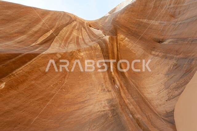 تكوينات صخرية من الحجر الرملي ذات أشكال غريبة في الصحراء قرب المدينة المنورة والعلا ومدائن صالح في المملكة العربية السعودية