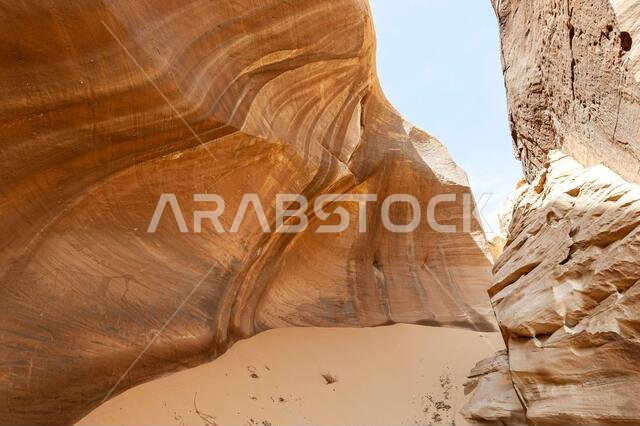 تكوينات صخرية من الحجر الرملي ذات أشكال غريبة في الصحراء قرب المدينة المنورة والعلا ومدائن صالح في المملكة العربية السعودية