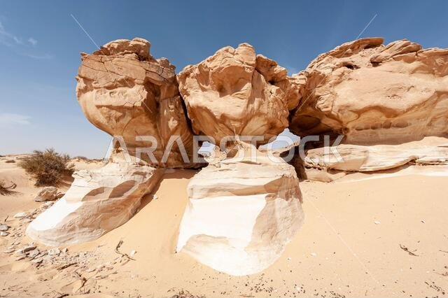 تكوينات صخرية من الحجر الرملي ذات أشكال غريبة في الصحراء قرب المدينة المنورة والعلا ومدائن صالح في المملكة العربية السعودية تكوينات صخرية من الحجر الرملي ذات أشكال غريبة في الصحراء قرب المدينة المنورة والعلا ومدائن صالح في المملكة العربية السعودية