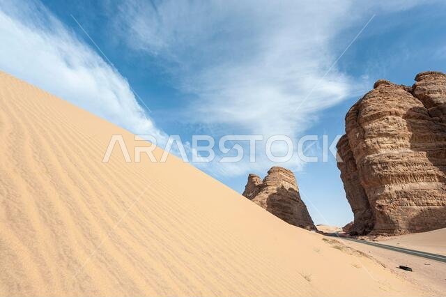 تكوينات صخرية من الحجر الرملي ذات أشكال غريبة في الصحراء قرب المدينة المنورة والعلا ومدائن صالح في المملكة العربية السعودية