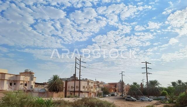 الهفوف الأحساء، المملكة العربية السعودية - 2 سبتمبر 2021: منظر للمباني وخطوط الكهرباء وسماء صافية جميلة. الهفوف الأحساء، المملكة العربية السعودية - 2 سبتمبر 2021: منظر للمباني وخطوط الكهرباء وسماء صافية جميلة.