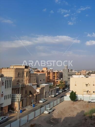 الهفوف الأحساء، المملكة العربية السعودية - 2 أغسطس 2021: لقطة عمودية لشارع به سيارات ومبانٍ في الهفوف الأحساء، المملكة العربية السعودية