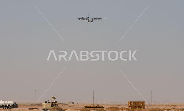 تستعد طائرة التزود بالوقود والتسليح KC-130 هيركوليز التابعة لقوات مشاة البحرية الأمريكية للهبوط في قاعدة الأمير سلطان الجوية بالمملكة العربية السعودية. وقد عمل جنود مشاة البحرية الأمريكية من قوة المهام الخاصة الجوية البرية للاستجابة للأزمات التابعة للقيادة المركزية جنبًا إلى جنب مع طيارين أمريكيين من الجناح الجوي الاستكشافي 378 خلال تمرين نقطة التزود بالوقود والتسليح الأمامية التكتيكية الجوية الذي أُجري مؤخرًا. وكجزء من التمرين، قامت طائرة التزود بالوقود والتسليح KC-130 التابعة لقوات مشاة البحري تستعد طائرة التزود بالوقود والتسليح KC-130 هيركوليز التابعة لقوات مشاة البحرية الأمريكية للهبوط في قاعدة الأمير سلطان الجوية بالمملكة العربية السعودية. وقد عمل جنود مشاة البحرية الأمريكية من قوة المهام الخاصة الجوية البرية للاستجابة للأزمات التابعة للقيادة المركزية جنبًا إلى جنب مع طيارين أمريكيين من الجناح الجوي الاستكشافي 378 خلال تمرين نقطة التزود بالوقود والتسليح الأمامية التكتيكية الجوية الذي أُجري مؤخرًا. وكجزء من التمرين، قامت طائرة التزود بالوقود والتسليح KC-130 التابعة لقوات مشاة البحري