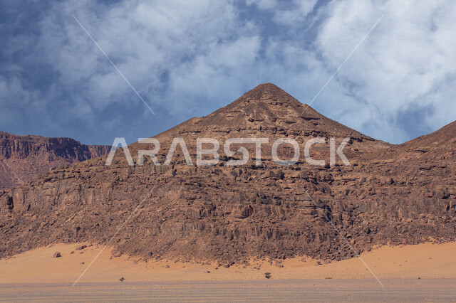 التكوينات والتشكيلات الصخرية الطبيعية في مدينة العلا بالمملكة العربية السعودية، المعالم التاريخية الأثرية السياحية، جمال الطبيعة الصحراوية، الجبال الصخرية في محافظة العلا، السياحة في السعودية