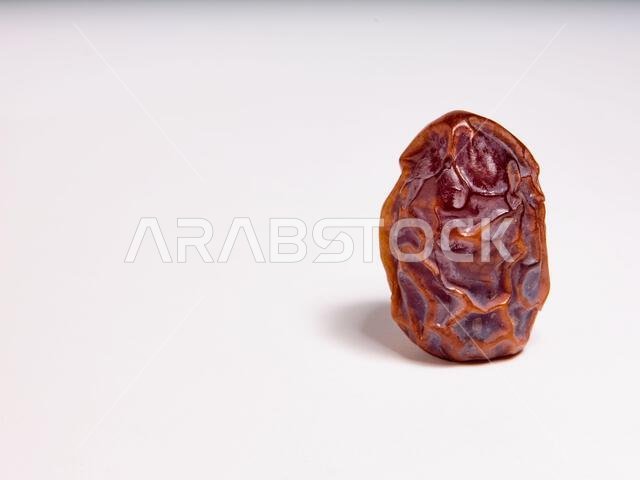 تمر مجدول طازج مجفف معزول على خلفية بيضاء تمر مجدول طازج مجفف معزول على خلفية بيضاء