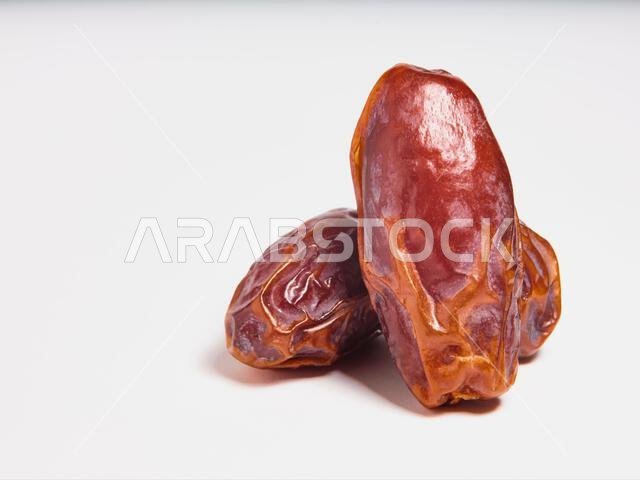 تمر مجدول طازج مجفف معزول على خلفية بيضاء