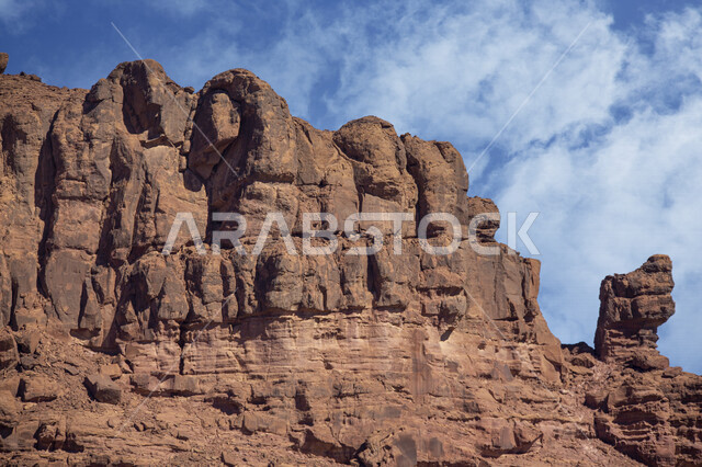 التكوينات والتشكيلات الصخرية الطبيعية في مدينة العلا بالمملكة العربية السعودية، المعالم التاريخية الأثرية السياحية، جمال الطبيعة الصحراوية، الجبال الصخرية في محافظة العلا، السياحة في السعودية