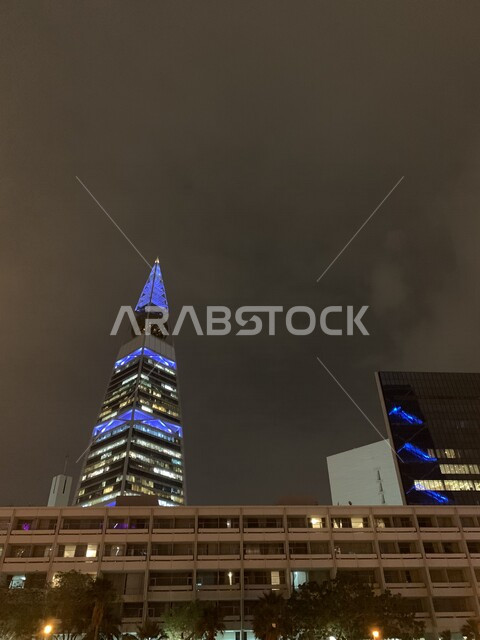 صورة ابداعية لبرج الفيصلية في مدينة الرياض بالمملكة العربية السعودية ليلا، الأبراج وناطحات السحاب، اطلالة رائعة لبرج الفيصلية، الفن الهندسي المعماري، السياحة في السعودية