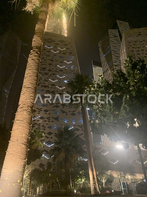 صورة بزاوية من الاسفل لمركز الملك عبدالله المالي ( كافد ) في الرياض بالمملكة العربية السعودية ليلا، الأبراج وناطحات السحاب، معالم الرياض المشهورة، الفن الهندسي المعماري بالسعودية، السياحة في السعودية