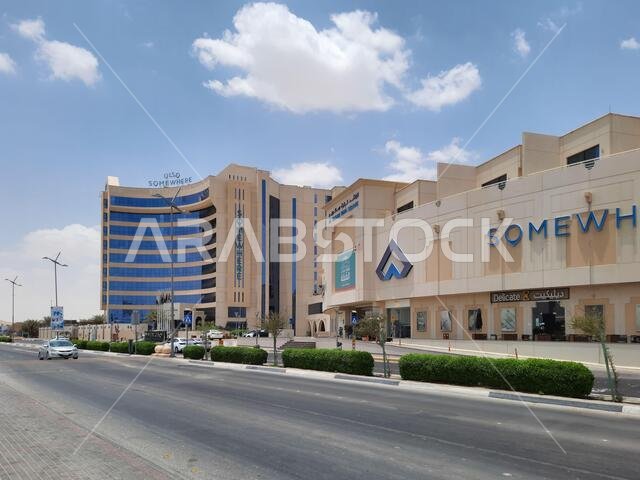 الهفوف، المملكة العربية السعودية - 19 يوليو 2021: شارع ومبانٍ في الهفوف بالمملكة العربية السعودية