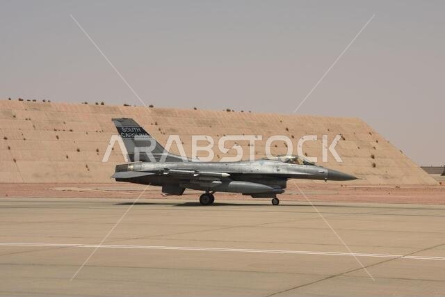 العقيد كريستوفر سميث، قائد مجموعة العمليات الاستكشافية 378، يقود طائرة مقاتلة من طراز إف-16 فايتينغ فالكون في قاعدة الأمير سلطان الجوية، المملكة العربية السعودية، في 16 مايو 2021. وقد تم نشر طياري "ثعالب المستنقعات" من الحرس الوطني الجوي لولاية كارولاينا الجنوبية في قاعدة الأمير سلطان الجوية لتعزيز القوة القتالية والمساعدة في دعم القدرات الدفاعية ضد التهديدات المحتملة في المنطقة.