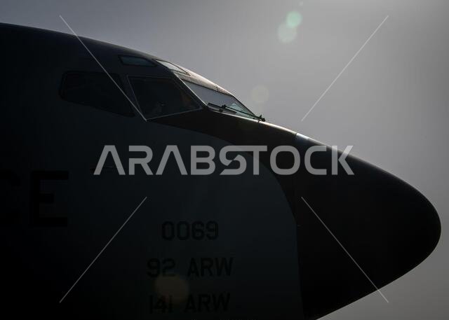 طائرة التزود بالوقود KC-135 ستراتوتانكر جاثمة على مدرج الطائرات خلال تدريب على التزود بالوقود في وضعية التزود السريع بالوقود في 17 مايو 2021، في قاعدة العديد الجوية بقطر. وقد زار رؤساء أطقم طائرات إف-16 فايتينغ فالكون من قاعدة الأمير سلطان الجوية بالمملكة العربية السعودية قاعدة العديد الجوية للمشاركة في تدريب على التزود بالوقود في وضعية التزود السريع بالوقود، والذي يمكّن الأطقم من التزود بالوقود والعودة إلى المهمة من أي مكان. وخلال عملية التزود السريع بالوقود، يبقى محرك واحد على الأقل قيد التشغي