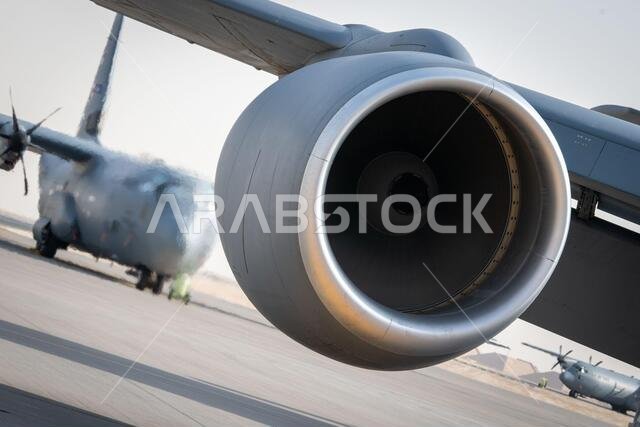 طائرة التزود بالوقود KC-135 ستراتوتانكر جاثمة على مدرج الطائرات خلال تدريب على التزود بالوقود في وضعية التزود السريع بالوقود في 17 مايو 2021، في قاعدة العديد الجوية بقطر. وقد زار رؤساء أطقم طائرات إف-16 فايتينغ فالكون من قاعدة الأمير سلطان الجوية بالمملكة العربية السعودية قاعدة العديد الجوية للمشاركة في تدريب على التزود بالوقود في وضعية التزود السريع بالوقود، والذي يمكّن الأطقم من التزود بالوقود والعودة إلى المهمة من أي مكان. وخلال عملية التزود السريع بالوقود، يبقى محرك واحد على الأقل قيد التشغي