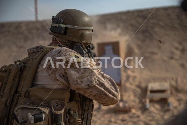 جندي من مشاة البحرية الأمريكية، من الكتيبة الثانية، الفوج الأول، التابع لقوة المهام الخاصة البرية والجوية البحرية للاستجابة للأزمات - القيادة المركزية (SPMAGTF-CR-CC)، يطلق النار من بندقية المشاة الآلية M27 على هدف خلال تدريب على الرماية القتالية (CMP) في المملكة العربية السعودية، في 10 يوليو 2021. يتيح هذا التدريب لجنود مشاة البحرية الحفاظ على مهاراتهم في استخدام البنادق من خلال خوض دورات تدريبية متنوعة. تُعد قوة المهام الخاصة البرية والجوية البحرية للاستجابة للأزمات - القيادة المركزية (SPMAGTF
