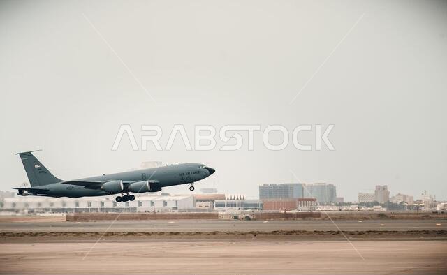 أقلعت طائرة التزود بالوقود الجوي KC-135 ستراتوتانكر التابعة لسلاح الجو الأمريكي، والمخصصة لسرب التزود بالوقود الجوي الاستكشافي 350، للقيام بمهمة التزود بالوقود الجوي خلال فعالية "الاستخدام القتالي السريع" التي استمرت خمسة أيام للقوات الجوية الأمريكية المركزية في جدة، المملكة العربية السعودية، في 3 مارس 2021. وقد مكّنت هذه الفعالية قيادة القوات الجوية الأمريكية المركزية من إقامة شراكات مع شركاء إقليميين ومكونات ووكالات أخرى. أقلعت طائرة التزود بالوقود الجوي KC-135 ستراتوتانكر التابعة لسلاح الجو الأمريكي، والمخصصة لسرب التزود بالوقود الجوي الاستكشافي 350، للقيام بمهمة التزود بالوقود الجوي خلال فعالية "الاستخدام القتالي السريع" التي استمرت خمسة أيام للقوات الجوية الأمريكية المركزية في جدة، المملكة العربية السعودية، في 3 مارس 2021. وقد مكّنت هذه الفعالية قيادة القوات الجوية الأمريكية المركزية من إقامة شراكات مع شركاء إقليميين ومكونات ووكالات أخرى.
