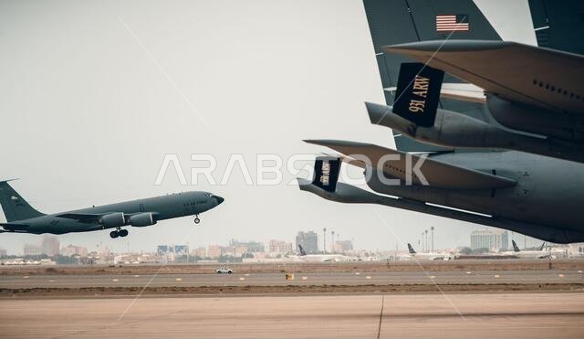 أقلعت طائرة التزود بالوقود الجوي KC-135 ستراتوتانكر التابعة لسلاح الجو الأمريكي، والمخصصة لسرب التزود بالوقود الجوي الاستكشافي 350، للقيام بمهمة التزود بالوقود الجوي خلال فعالية "الاستخدام القتالي السريع" التي استمرت خمسة أيام للقوات الجوية الأمريكية المركزية في جدة، المملكة العربية السعودية، في 3 مارس 2021. وقد مكّنت هذه الفعالية قيادة القوات الجوية الأمريكية المركزية من إقامة شراكات مع شركاء إقليميين ومكونات ووكالات أخرى. أقلعت طائرة التزود بالوقود الجوي KC-135 ستراتوتانكر التابعة لسلاح الجو الأمريكي، والمخصصة لسرب التزود بالوقود الجوي الاستكشافي 350، للقيام بمهمة التزود بالوقود الجوي خلال فعالية "الاستخدام القتالي السريع" التي استمرت خمسة أيام للقوات الجوية الأمريكية المركزية في جدة، المملكة العربية السعودية، في 3 مارس 2021. وقد مكّنت هذه الفعالية قيادة القوات الجوية الأمريكية المركزية من إقامة شراكات مع شركاء إقليميين ومكونات ووكالات أخرى.