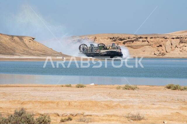 210303-M-QM580-1005 دبي، المملكة العربية السعودية (3 مارس 2021) - تقترب سفينة إنزال تابعة للبحرية الأمريكية، من طراز "الوسادة الهوائية 39"، ملحقة بوحدة سفن الهجوم رقم 5، وعلى متنها وحدة المشاة البحرية الخامسة عشرة، من موقع إنزال على الشاطئ خلال تدريب قتالي برمائي مسرحي في دبي، المملكة العربية السعودية، في 3 مارس. يدمج هذا التدريب أصول البحرية الأمريكية ومشاة البحرية الأمريكية لممارسة مجموعة من القدرات القتالية الحيوية المتاحة للقيادة المركزية الأمريكية، سواء في البحر أو على الشاطئ. 210303-M-QM580-1005 دبي، المملكة العربية السعودية (3 مارس 2021) - تقترب سفينة إنزال تابعة للبحرية الأمريكية، من طراز "الوسادة الهوائية 39"، ملحقة بوحدة سفن الهجوم رقم 5، وعلى متنها وحدة المشاة البحرية الخامسة عشرة، من موقع إنزال على الشاطئ خلال تدريب قتالي برمائي مسرحي في دبي، المملكة العربية السعودية، في 3 مارس. يدمج هذا التدريب أصول البحرية الأمريكية ومشاة البحرية الأمريكية لممارسة مجموعة من القدرات القتالية الحيوية المتاحة للقيادة المركزية الأمريكية، سواء في البحر أو على الشاطئ.