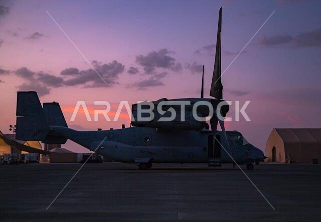 طائرة MV-22 Osprey تابعة لسرب الطائرات المتوسطة ذات المراوح القابلة للإمالة 364 (VMM-364) تقف على مدرج في المملكة العربية السعودية في 18 يوليو 2021. تعتبر طائرة MV-22 وسيلة النقل الرئيسية لجميع عمليات الاستعادة التكتيكية للطائرات والأفراد، وجزءًا بالغ الأهمية من عمليات الاستجابة للأزمات التابعة لقوة المهام الجوية البرية البحرية ذات الأغراض الخاصة. طائرة MV-22 Osprey تابعة لسرب الطائرات المتوسطة ذات المراوح القابلة للإمالة 364 (VMM-364) تقف على مدرج في المملكة العربية السعودية في 18 يوليو 2021. تعتبر طائرة MV-22 وسيلة النقل الرئيسية لجميع عمليات الاستعادة التكتيكية للطائرات والأفراد، وجزءًا بالغ الأهمية من عمليات الاستجابة للأزمات التابعة لقوة المهام الجوية البرية البحرية ذات الأغراض الخاصة.