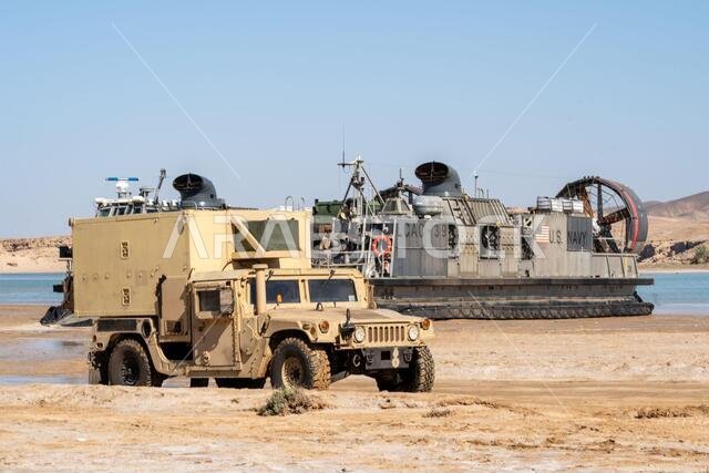 210303-M-QM580-1041 دبي، المملكة العربية السعودية (3 مارس 2021) - تنزل مركبة هامفي تابعة لسلاح مشاة البحرية الأمريكية، والملحقة بفصيلة نظام صواريخ المدفعية عالية الحركة، فريق الإنزال الكتيبة 1/4، وحدة المشاة البحرية الخامسة عشرة، من زورق إنزال تابع للبحرية الأمريكية، طراز الوسادة الهوائية 39، والملحق بوحدة زوارق الهجوم 5، خلال تدريب قتالي برمائي مسرحي في دبي، المملكة العربية السعودية، في 3 مارس. يدمج هذا التدريب أصول البحرية الأمريكية وسلاح مشاة البحرية للتدرب على مجموعة من العمليات الحاسمة. 210303-M-QM580-1041 دبي، المملكة العربية السعودية (3 مارس 2021) - تنزل مركبة هامفي تابعة لسلاح مشاة البحرية الأمريكية، والملحقة بفصيلة نظام صواريخ المدفعية عالية الحركة، فريق الإنزال الكتيبة 1/4، وحدة المشاة البحرية الخامسة عشرة، من زورق إنزال تابع للبحرية الأمريكية، طراز الوسادة الهوائية 39، والملحق بوحدة زوارق الهجوم 5، خلال تدريب قتالي برمائي مسرحي في دبي، المملكة العربية السعودية، في 3 مارس. يدمج هذا التدريب أصول البحرية الأمريكية وسلاح مشاة البحرية للتدرب على مجموعة من العمليات الحاسمة.