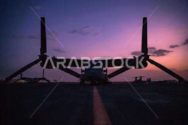 طائرة MV-22 Osprey تابعة لسرب الطائرات المتوسطة ذات المراوح القابلة للإمالة 364 (VMM-364) تقف على مدرج في المملكة العربية السعودية في 18 يوليو 2021. تعتبر طائرة MV-22 وسيلة النقل الرئيسية لجميع عمليات الاستعادة التكتيكية للطائرات والأفراد، وجزءًا بالغ الأهمية من عمليات الاستجابة للأزمات التابعة لقوة المهام الجوية البرية البحرية ذات الأغراض الخاصة.