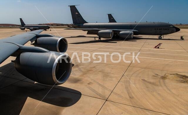 تقف طائرات التزود بالوقود الجوي KC-135 ستراتوتانكر التابعة لسلاح الجو الأمريكي والمخصصة لسرب التزود بالوقود الجوي الاستكشافي 350 على طول مدرج الطيران خلال فعالية "التطبيق العملي القتالي السريع" التي استمرت خمسة أيام في جدة، المملكة العربية السعودية، في 4 مارس 2021. تعمل فعالية "التطبيق العملي السريع" التابعة للقوات الجوية المركزية على تعزيز كفاءات القوة الجوية في المسرح العملياتي، والتحقق من صحة القدرات التشغيلية والقيادة والسيطرة، مع تعزيز الشراكات الإقليمية في الوقت نفسه. تقف طائرات التزود بالوقود الجوي KC-135 ستراتوتانكر التابعة لسلاح الجو الأمريكي والمخصصة لسرب التزود بالوقود الجوي الاستكشافي 350 على طول مدرج الطيران خلال فعالية "التطبيق العملي القتالي السريع" التي استمرت خمسة أيام في جدة، المملكة العربية السعودية، في 4 مارس 2021. تعمل فعالية "التطبيق العملي السريع" التابعة للقوات الجوية المركزية على تعزيز كفاءات القوة الجوية في المسرح العملياتي، والتحقق من صحة القدرات التشغيلية والقيادة والسيطرة، مع تعزيز الشراكات الإقليمية في الوقت نفسه.