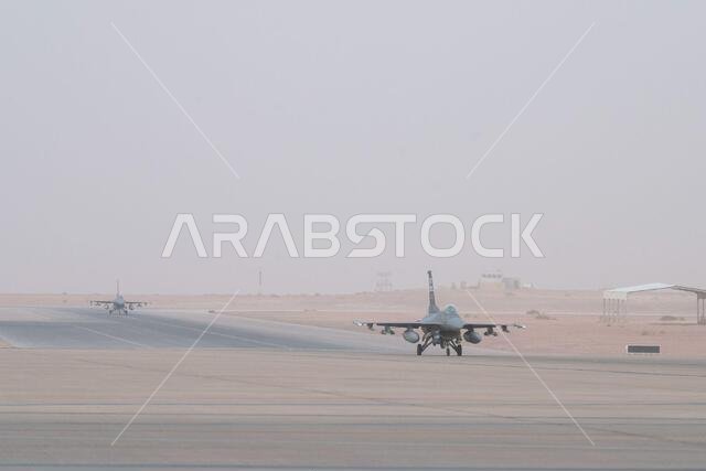 طائرات إف-16 فايتينغ فالكون التابعة لسلاح الجو الأمريكي تسير على المدرج بعد رحلة جوية خلال مهمة تكامل مع القوات الجوية الملكية السعودية في قاعدة الأمير سلطان الجوية، المملكة العربية السعودية، في 17 يونيو 2021. وتعمل طائرات القوات الجوية المركزية الأمريكية بانتظام مع دول التحالف والدول الشريكة لاختبار قدراتها الجماعية في مكافحة الطائرات بدون طيار لضمان أمن واستقرار المجال الجوي الإقليمي. طائرات إف-16 فايتينغ فالكون التابعة لسلاح الجو الأمريكي تسير على المدرج بعد رحلة جوية خلال مهمة تكامل مع القوات الجوية الملكية السعودية في قاعدة الأمير سلطان الجوية، المملكة العربية السعودية، في 17 يونيو 2021. وتعمل طائرات القوات الجوية المركزية الأمريكية بانتظام مع دول التحالف والدول الشريكة لاختبار قدراتها الجماعية في مكافحة الطائرات بدون طيار لضمان أمن واستقرار المجال الجوي الإقليمي.