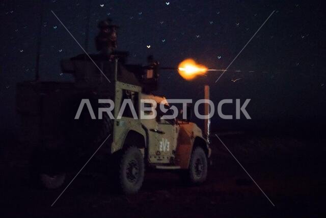 210307-M-QM580-3043 تبوك، المملكة العربية السعودية (7 مارس 2021) - أطلق جندي من مشاة البحرية الأمريكية، تابع لفريق مكافحة الدروع المشترك 2، سرية الأسلحة، فريق الإنزال الكتيبة 1/4، وحدة المشاة البحرية الاستكشافية الخامسة عشرة، النار من مدفع رشاش M240B من مركبة تكتيكية خفيفة مشتركة خلال تدريب قتالي برمائي مسرحي (TACR) في تبوك، المملكة العربية السعودية، في 7 مارس. يدمج هذا التدريب أصول البحرية الأمريكية ومشاة البحرية للتدرب على مجموعة من القدرات القتالية الحاسمة المتاحة لـ