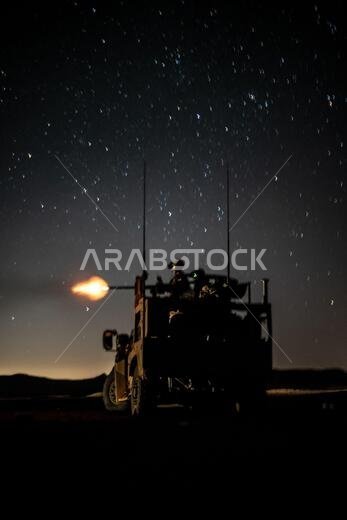 210308-M-QM580-3075 تبوك، المملكة العربية السعودية (8 مارس 2021) - أطلق جندي من مشاة البحرية الأمريكية، تابع لفريق مكافحة الدروع المشترك 2، سرية الأسلحة، فريق الإنزال الكتيبة 1/4، وحدة المشاة البحرية الاستكشافية الخامسة عشرة، النار من مدفع رشاش M2A1 من مركبة تكتيكية خفيفة مشتركة خلال تدريب قتالي برمائي مسرحي (TACR) في تبوك، المملكة العربية السعودية، في 8 مارس. يدمج تدريب TACR أصول البحرية الأمريكية ومشاة البحرية لممارسة مجموعة من القدرات القتالية الحاسمة المتاحة لـ