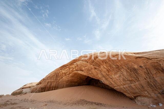 تكوينات صخرية من الحجر الرملي ذات أشكال غريبة في الصحراء قرب المدينة المنورة والعلا ومدائن صالح في المملكة العربية السعودية