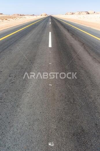 طريق صحراوي في منطقة المدينة المنورة بالمملكة العربية السعودية