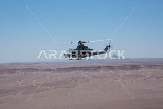 210620-M-GJ479-0028 تبوك، المملكة العربية السعودية (20 يونيو 2021) - قامت مروحية من طراز UH-1Y Venom تابعة لسلاح مشاة البحرية الأمريكية، والملحقة بوحدة المشاة البحرية الرابعة والعشرين (MEU)، بعمليات طيران خلال تدريب قتالي برمائي مسرحي (TACR) في تبوك، المملكة العربية السعودية، في 20 يونيو. يدمج هذا التدريب أصول البحرية الأمريكية وسلاح مشاة البحرية الأمريكية لممارسة مجموعة من القدرات القتالية الحيوية، سواء في البحر أو على البر. تنتشر وحدة المشاة البحرية الرابعة والعشرون في منطقة عمليات الأسطول الخ 210620-M-GJ479-0028 تبوك، المملكة العربية السعودية (20 يونيو 2021) - قامت مروحية من طراز UH-1Y Venom تابعة لسلاح مشاة البحرية الأمريكية، والملحقة بوحدة المشاة البحرية الرابعة والعشرين (MEU)، بعمليات طيران خلال تدريب قتالي برمائي مسرحي (TACR) في تبوك، المملكة العربية السعودية، في 20 يونيو. يدمج هذا التدريب أصول البحرية الأمريكية وسلاح مشاة البحرية الأمريكية لممارسة مجموعة من القدرات القتالية الحيوية، سواء في البحر أو على البر. تنتشر وحدة المشاة البحرية الرابعة والعشرون في منطقة عمليات الأسطول الخ