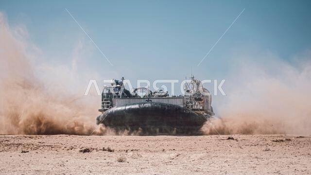 211021-M-HB658-1049 جزيرة الغراب، المملكة العربية السعودية (21 أكتوبر 2021) رست سفينة إنزال مزودة بوسادة هوائية تابعة لوحدة زوارق الهجوم رقم 5 على الشاطئ خلال تدريب على الهجوم البرمائي مع القوات البحرية الملكية السعودية ضمن مناورات "إنديجو ديفندر 21" في جزيرة الغراب، المملكة العربية السعودية، في 21 أكتوبر. تُعد مناورات "إنديجو ديفندر 21" مناورة بحرية ثنائية هامة بين القوات البحرية الملكية السعودية وقيادة القوات البحرية الأمريكية المركزية، تهدف إلى تعزيز قابلية التشغيل البيني وتقوية قدراتنا على ا 211021-M-HB658-1049 جزيرة الغراب، المملكة العربية السعودية (21 أكتوبر 2021) رست سفينة إنزال مزودة بوسادة هوائية تابعة لوحدة زوارق الهجوم رقم 5 على الشاطئ خلال تدريب على الهجوم البرمائي مع القوات البحرية الملكية السعودية ضمن مناورات "إنديجو ديفندر 21" في جزيرة الغراب، المملكة العربية السعودية، في 21 أكتوبر. تُعد مناورات "إنديجو ديفندر 21" مناورة بحرية ثنائية هامة بين القوات البحرية الملكية السعودية وقيادة القوات البحرية الأمريكية المركزية، تهدف إلى تعزيز قابلية التشغيل البيني وتقوية قدراتنا على ا