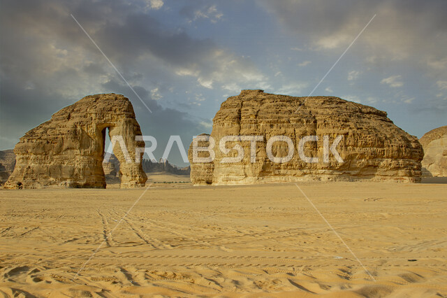 صورة إبداعية لصخرة الفيل في العلا بالمملكة العربية السعودية، جمال التكوينات الصخرية الطبيعية، صخرة الفيل في العلا، بلدة العلا القديمة، المعالم التاريخية الأثرية السياحية في السعودية، السياحة في السعودية