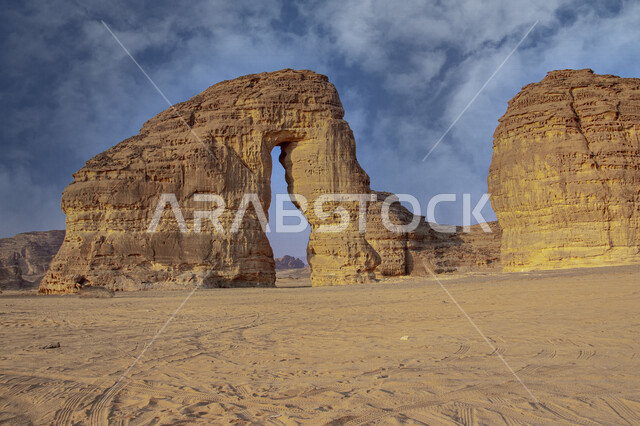 صورة إبداعية لصخرة الفيل في العلا بالمملكة العربية السعودية، جمال التكوينات الصخرية الطبيعية، صخرة الفيل في العلا، بلدة العلا القديمة، المعالم التاريخية الأثرية السياحية في السعودية، السياحة في السعودية