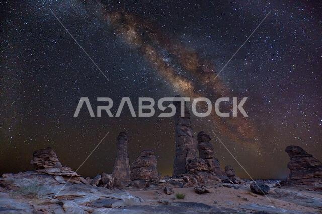 درب التبانة فوق التكوينات الصخرية في الصحراء ليلاً، المملكة العربية السعودية درب التبانة فوق التكوينات الصخرية في الصحراء ليلاً، المملكة العربية السعودية