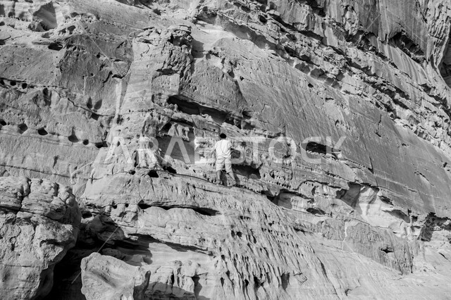 صورة باللون الأبيض والأسود للتكوينات الصخرية الطبيعية في مدينة العلا بالمملكة العربية السعودية، المعالم التاريخية الأثرية السياحية، جمال الطبيعة الصحراوية، المرتفعات الجبلية في محافظة العلا، السياحة في السعودية