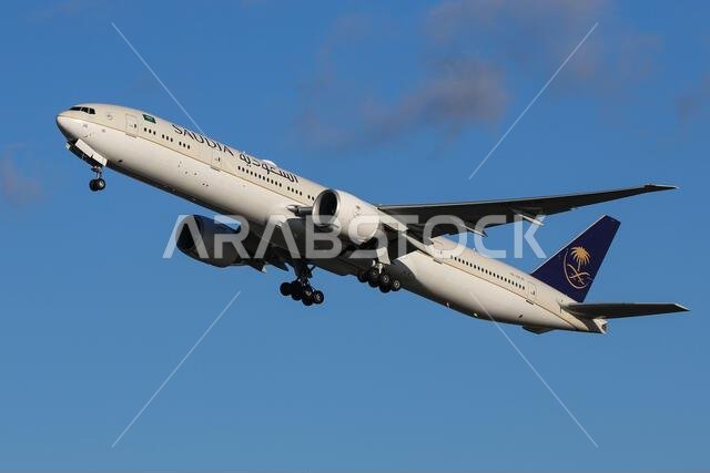 طائرة بوينغ 777 تابعة للخطوط السعودية تغادر مطار لندن هيثرو طائرة بوينغ 777 تابعة للخطوط السعودية تغادر مطار لندن هيثرو