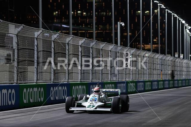 يقود مارتن بروندل (بريطانيا)، معلق سكاي سبورتس، سيارة ويليامز ريسينغ FW07. 2 ديسمبر 2021. بطولة العالم للفورمولا 1، الجولة 21، جائزة السعودية الكبرى، جدة، المملكة العربية السعودية، يوم التحضير. حقوق الصورة محفوظة لـ: XPB/Press Association Images.