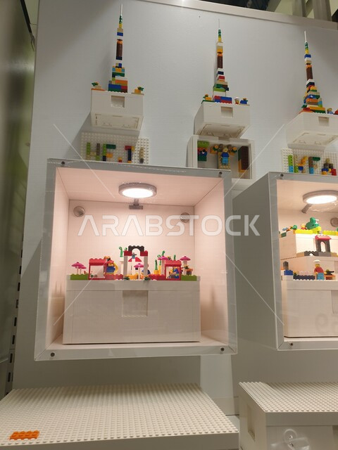 صورة مقربة لمتجر متخصص بألعاب الليجو , معروضة ومرتبة بشكل جميل وفني , ألعاب مفيدة ومسلية , ألعاب تعليمية ذكية  . 